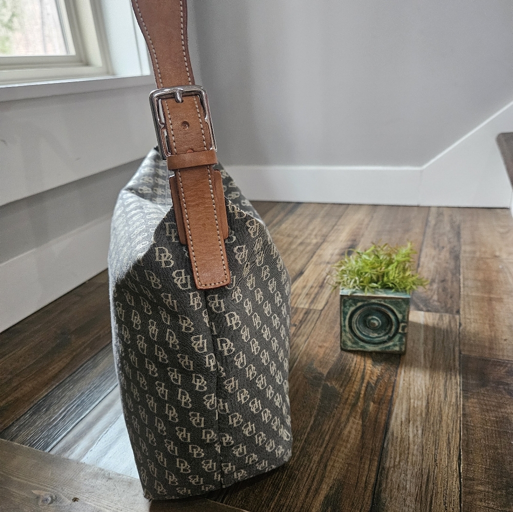 Dooney & Bourke Gray and Cream Signature Print Canvas Purse. - Picture 2 of 13